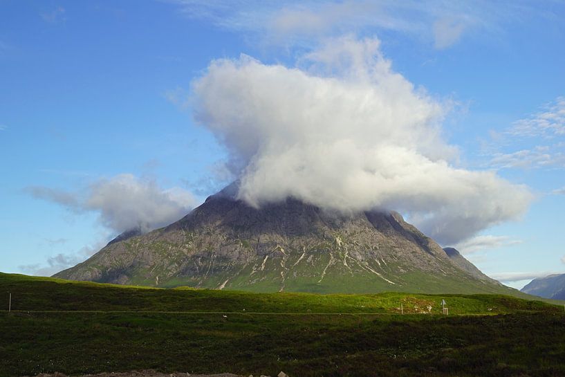 Nebelschwaden über dem Berg im Glen Coe in Schottland. von Babetts Bildergalerie