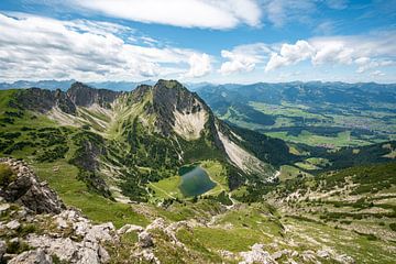 Uitzicht op de lager gelegen Gaisalpsee, de Rubihorn en de Oberallgäu in de Allgäuer Alpen van Leo Schindzielorz