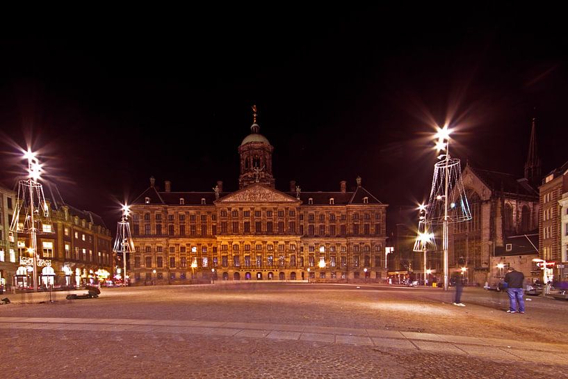 Paleis op de Dam in Amsterdam bij nacht in Nederland van Eye on You