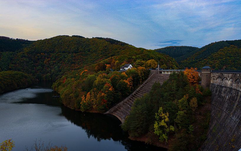het witte huis tussen de groene bomen van Rob Baerts