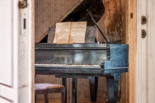 Verlaten piano in een voormalige en zeer bekende villa in Duitsland