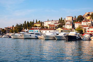 Port pittoresque de Vrsar : Yachts entourés de charmantes maisons de colline sur thomaswphotography