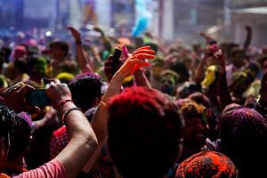 Hand in crowd - Holi color festival India - Reisfotografie print van Freya Broos