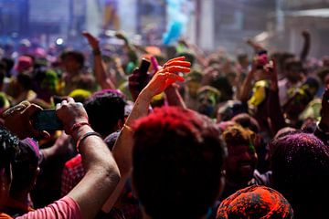 Hand in der Menge - Holi Farbfestival Indien - Reisefotografie drucken von Freya Broos