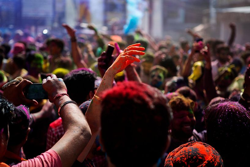 Hand in crowd - Holi color festival India - Reisfotografie print van Freya Broos