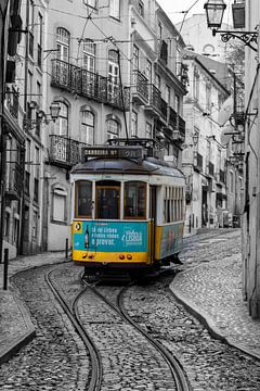 Gele tram 28 Alfama Lissabon van Sander Groenendijk