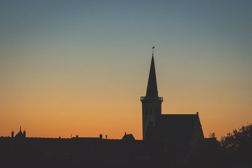 Kirche von Den Hoorn, Texel, bei Sonnenuntergang von Marjolijn Barten