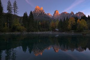 Sonnenaufgang am Lago Welsperg in den italienischen Dolomiten.