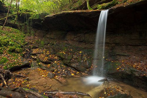 Wasserfall Butzerbachtal im Herbst in der Eifel, Deutschland.