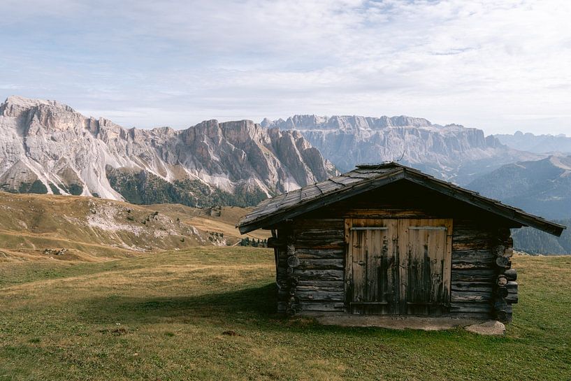 Une grange de montagne en bois typique dans une folie par Marit Hilarius