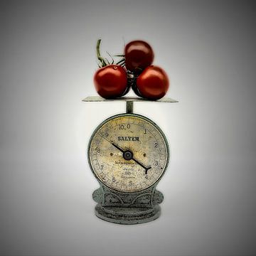 Les histoires d'une balance de poids antique . Vieille balance orpheline avec des tomates. sur Saskia Dingemans Awarded Photographer