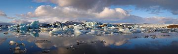 Jökulsárlón, gletsjermeer in IJsland in panorama