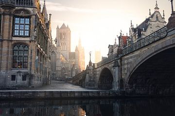 Belgisches Gent | St. Michaelsbrücke und das mittelalterliche Zentrum bei Sonnenaufgang von Laura Dijkslag