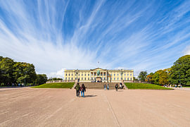 Uitzicht op het Koninklijk Paleis met park in Oslo, Noorwegen van Rico Ködder