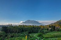 Zonsopkomst Bali met uitzicht op de Agung vulkaan , Indonesië