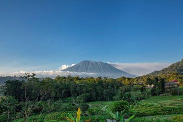 Zonsopkomst Bali met uitzicht op de Agung vulkaan , Indonesië van Tjeerd Kruse