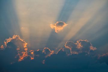 dramatisch mooie wolkenlucht met zonneharpen in het gouden uurtje van Miny'S