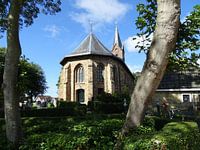 Alte Kirche mit Friedhof in Friesland im grünen