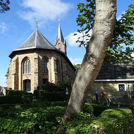 Ancienne église avec le cimetière en Frise dans le vert sur Tineke Laverman