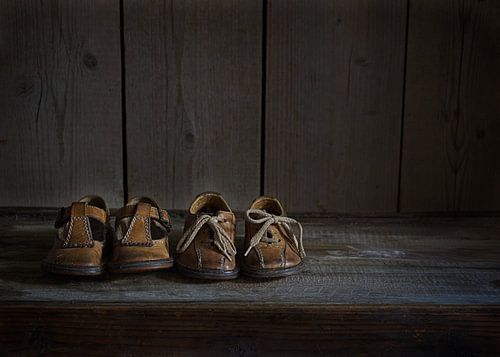 Stilleven met leren kinderschoentjes