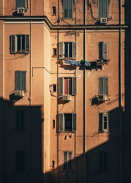 Een hotelkamer met uitzicht op de binnenplaats, Rome van Jonas Röjestål