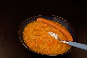 Soupe de pommes de terre fraîches faite maison avec des saucisses de Vienne
