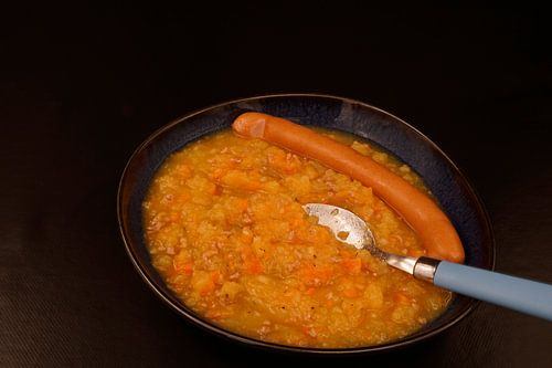 Huisgemaakte verse aardappelsoep met Weense worstjes
