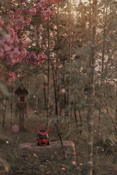 Samurai Helm und Katana Schwert liegen auf einem alten Stein in einem friedlichen Wald von Besa Art