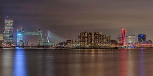 De skyline van Rotterdam met de verlichte bruggen van Dennisart Fotografie