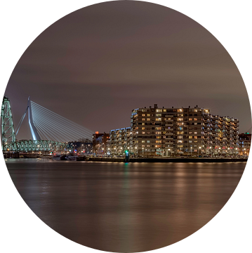 De skyline van Rotterdam met de verlichte bruggen van Dennisart Fotografie