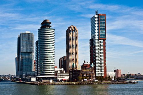Skyline met New York hotel in de haven van Rotterdam