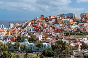 De gekleurde huisjes van Risco de San Juan op Gran Canaria (0187) van Reezyard