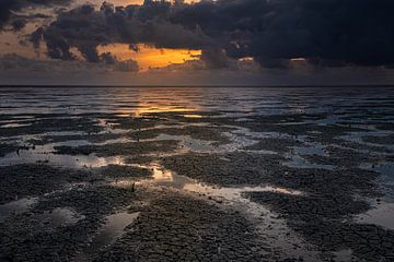 Coucher de soleil sur la mer des Wadden en Frise sur Adrian Visser