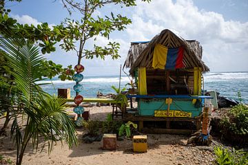 Strandbar in het tropische Capurganá Colombia van Sonja Hogenboom