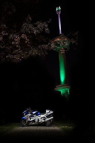 Suzuki Hayabusa GSX 1300 R bij de Euromast in Rotterdam tijdens nacht.