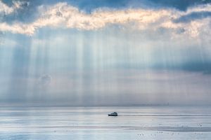 Licht gordijn op het IJsselmeer met een klein bootje