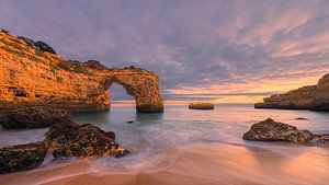 Sonnenuntergang am Praia de Albandeira an der Algarve, Portugal