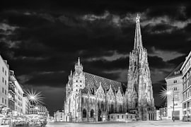 Wiener Altstadt und Stephansdom bei Nacht - Monochrom von Melanie Viola