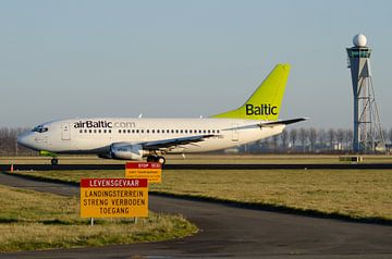 Air Baltic Boeing 737 op de Polderbaan (Schiphol) van Rutger Jongejan