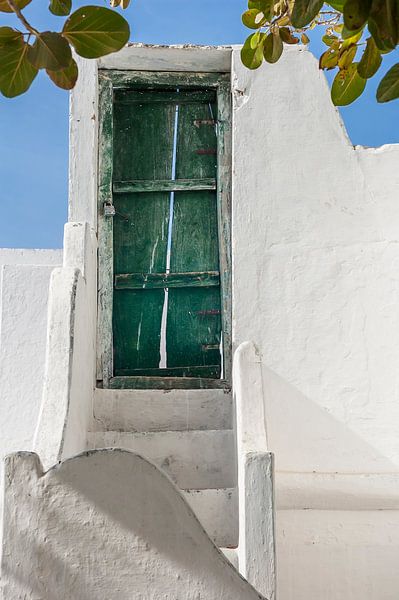 Groene deur bovenaan een trap van Jan de Vries
