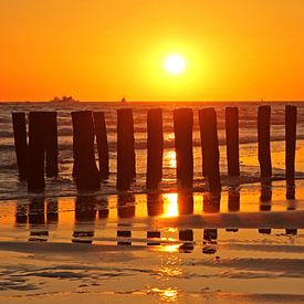 Zonsondergang achter strandpalen von Marco Weening