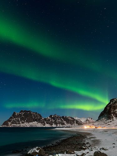 Spektakuläres tanzendes grünes starkes Nordlicht über dem berühmten runden Felsenstrand bei Uttaklei