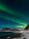 Spektakuläres tanzendes grünes starkes Nordlicht über dem berühmten runden Felsenstrand bei Uttaklei von Robert Ruidl Miniaturansicht