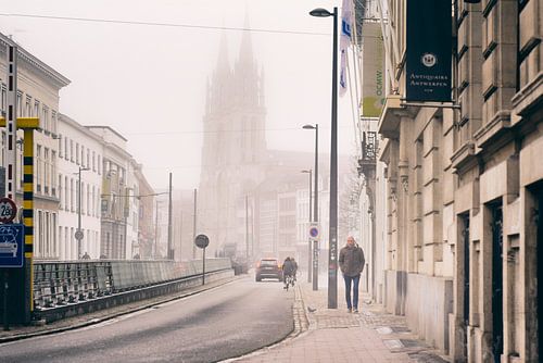 Mystieke Mist over Antwerpen: Betoverende Stadsgezichten en Historische Gebouwen