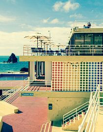 Openlucht zwembad Funchal, Madeira. van Hennnie Keeris