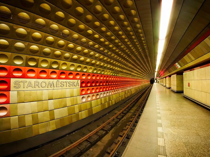 Metrostation in Praag van Roy Poots