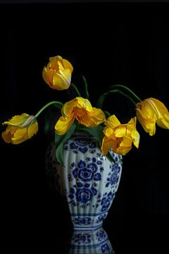 Französische Tulpen in delfterblauer Vase von Cecile Mabelis