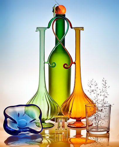 Stilleben mit bunten Glaswaren