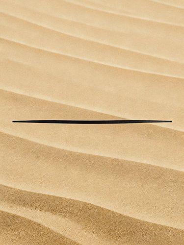 ZEN Minimalistischer Wüstenhorizont – Abstrakte schwarze Sanddünen Zeitgenössisch