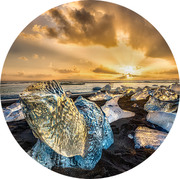 Sierlijke ijsblokken bij Diamond Beach op het eiland IJsland. van Voss Fine Art Fotografie